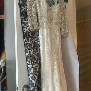 Elegant Ivory Lace Wedding Dress